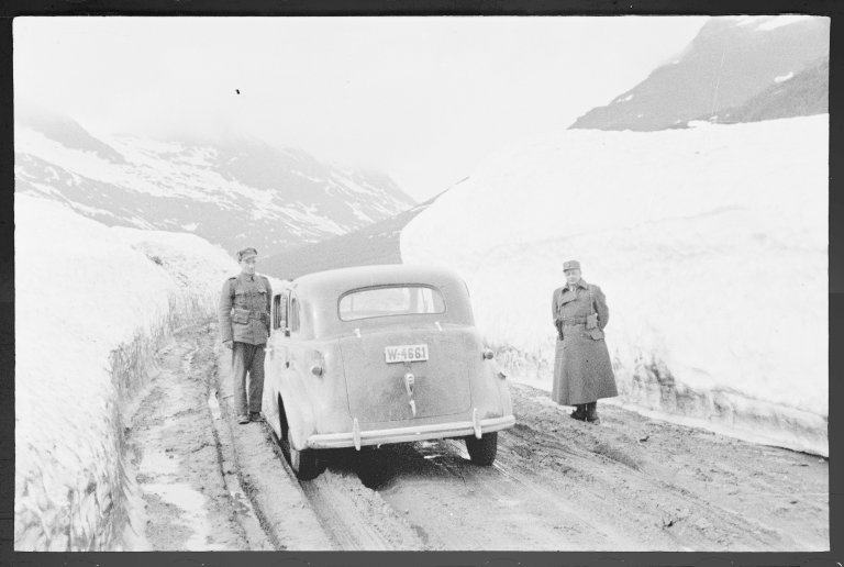 Kongen, kronprinsen og regjeringen på flukt 1940. På veien til Storsteinnes - Tromsø, 6. juni 1940 (original bildetekst). Foto: Nikolai Ramm Østgaard (Arkivverket/Pa-1951).